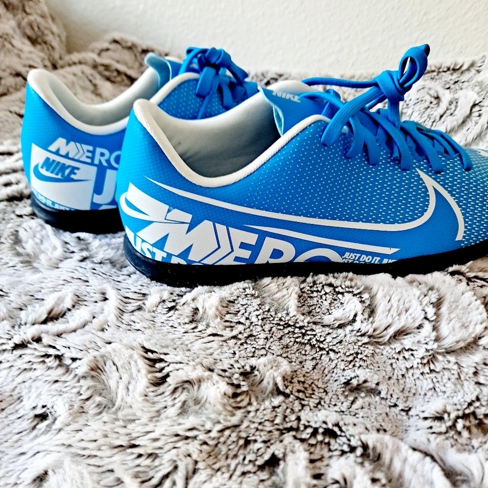 Nike - Picture 2 of 4